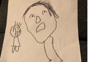 子どもがペンで描いた、驚いた顔の人の絵。