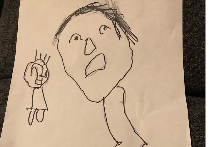 子どもがペンで描いた、驚いた顔の人の絵。