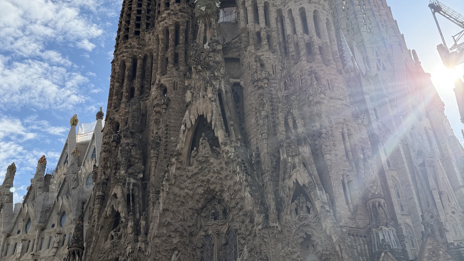サグラダ・ファミリアの正面の彫刻に、横から光が差し込む（小森広嗣 撮影）